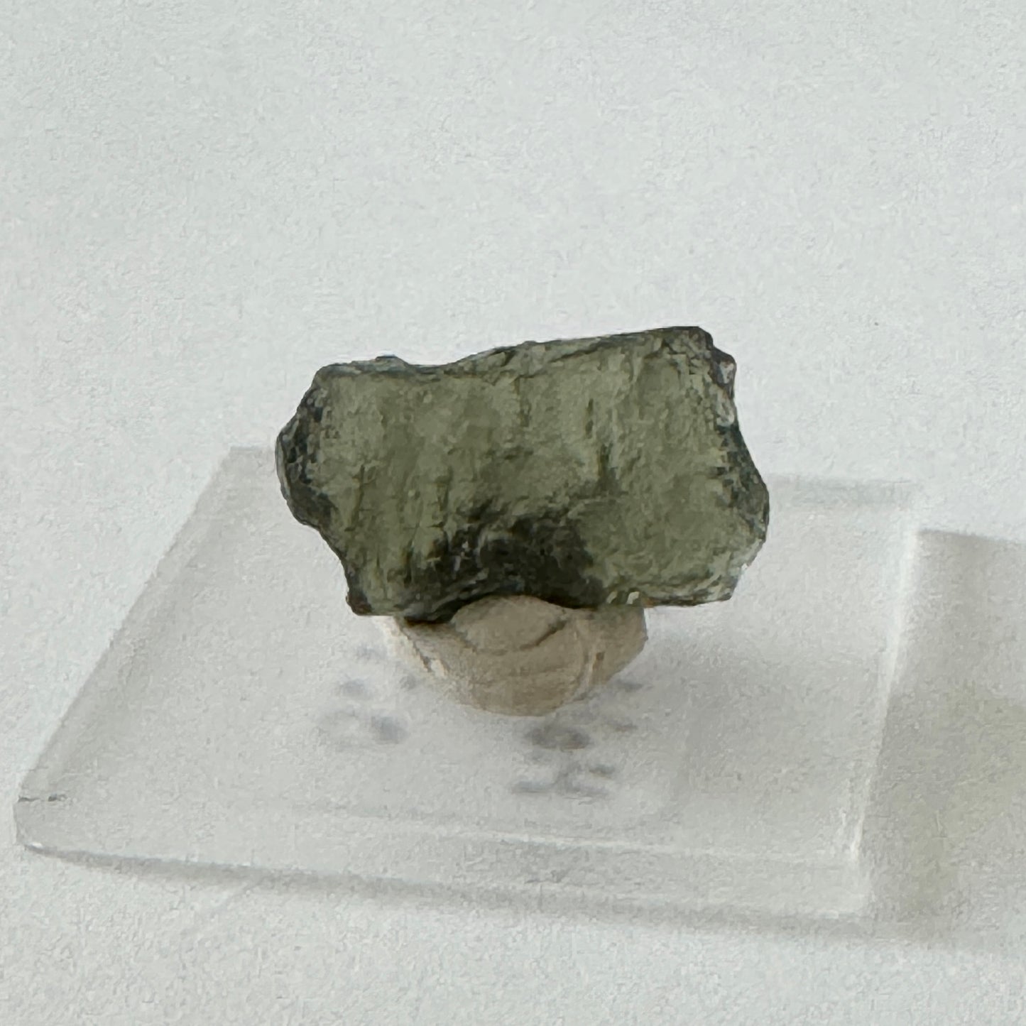 Rough : Mounted : Moldavite, less than 1 gram