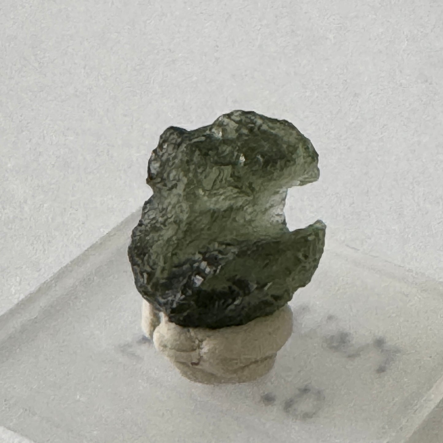 Rough : Mounted : Moldavite, less than 1 gram