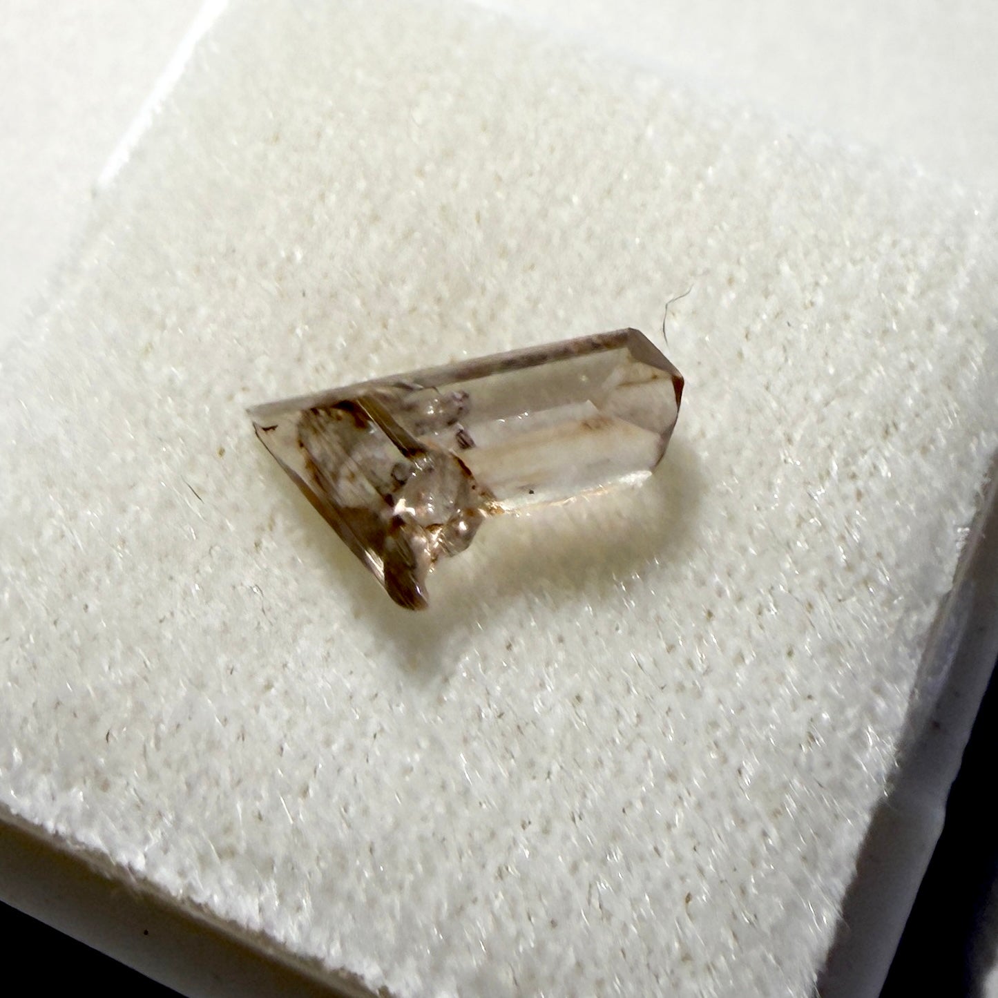 Crystals : Diaspore Zultonite, 1.5 carats, Turkey, Color-changing