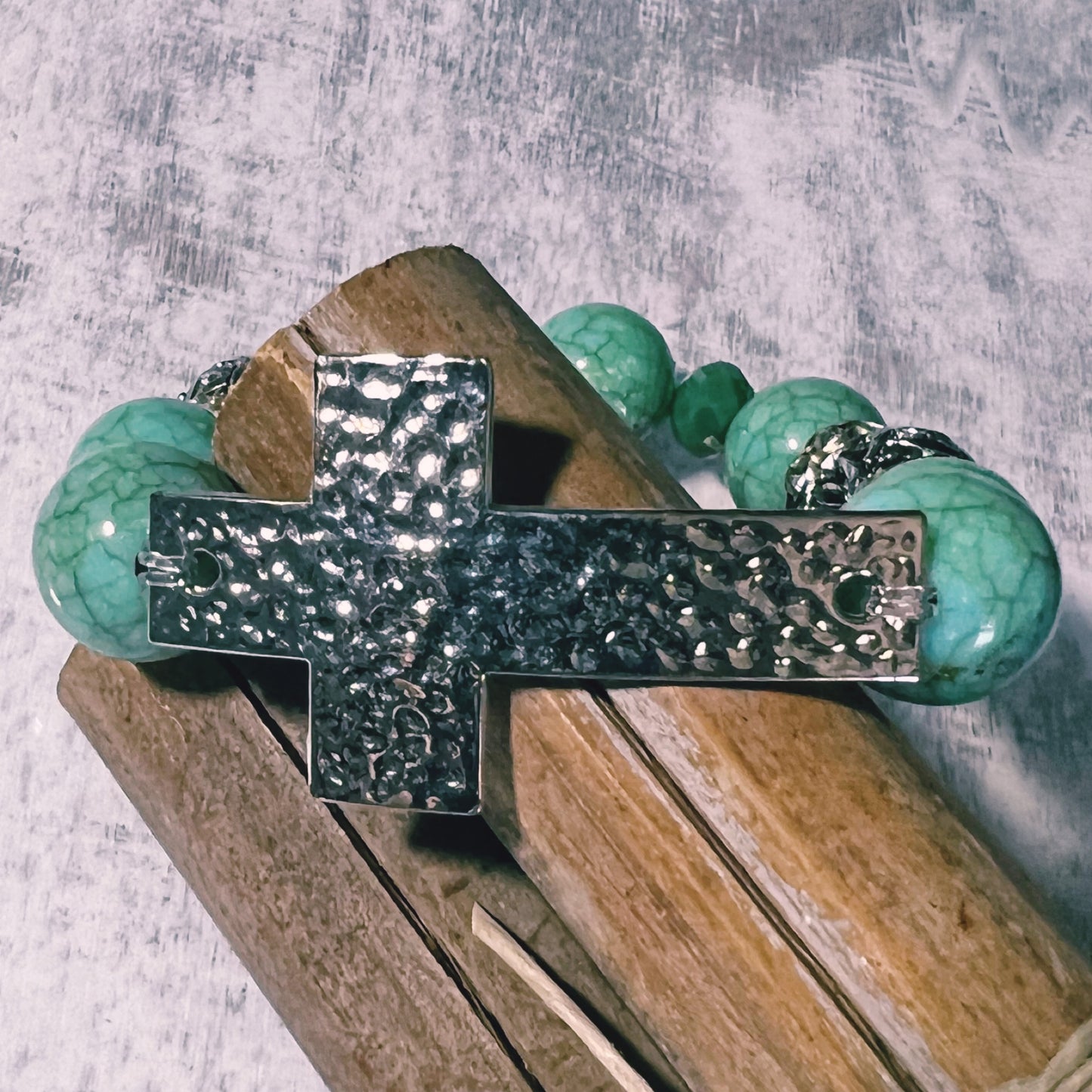 Bracelet : Hammered-look Cross