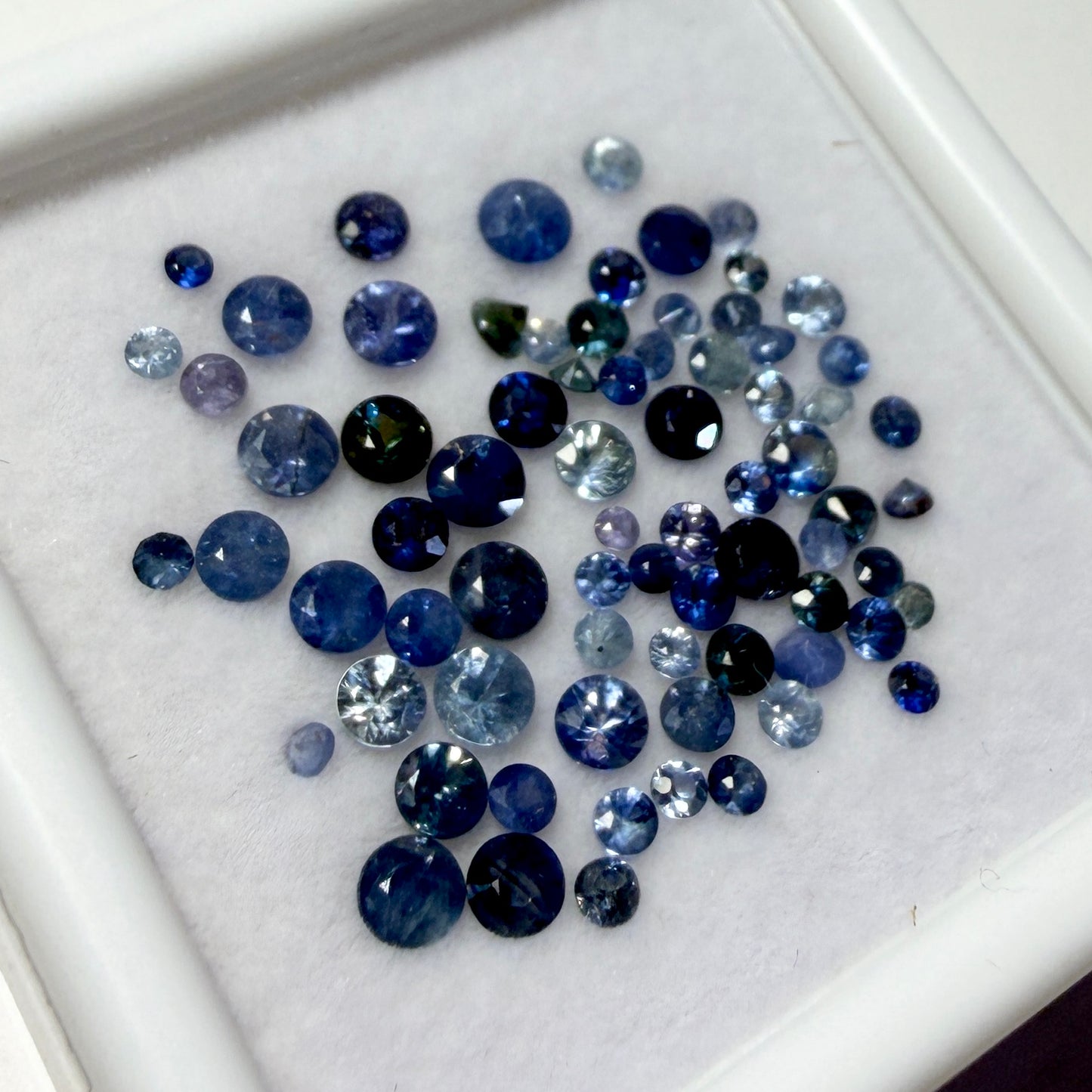 Cabs : Faceted Blue Ceylon Sapphires, 5.3 carats, in small display box