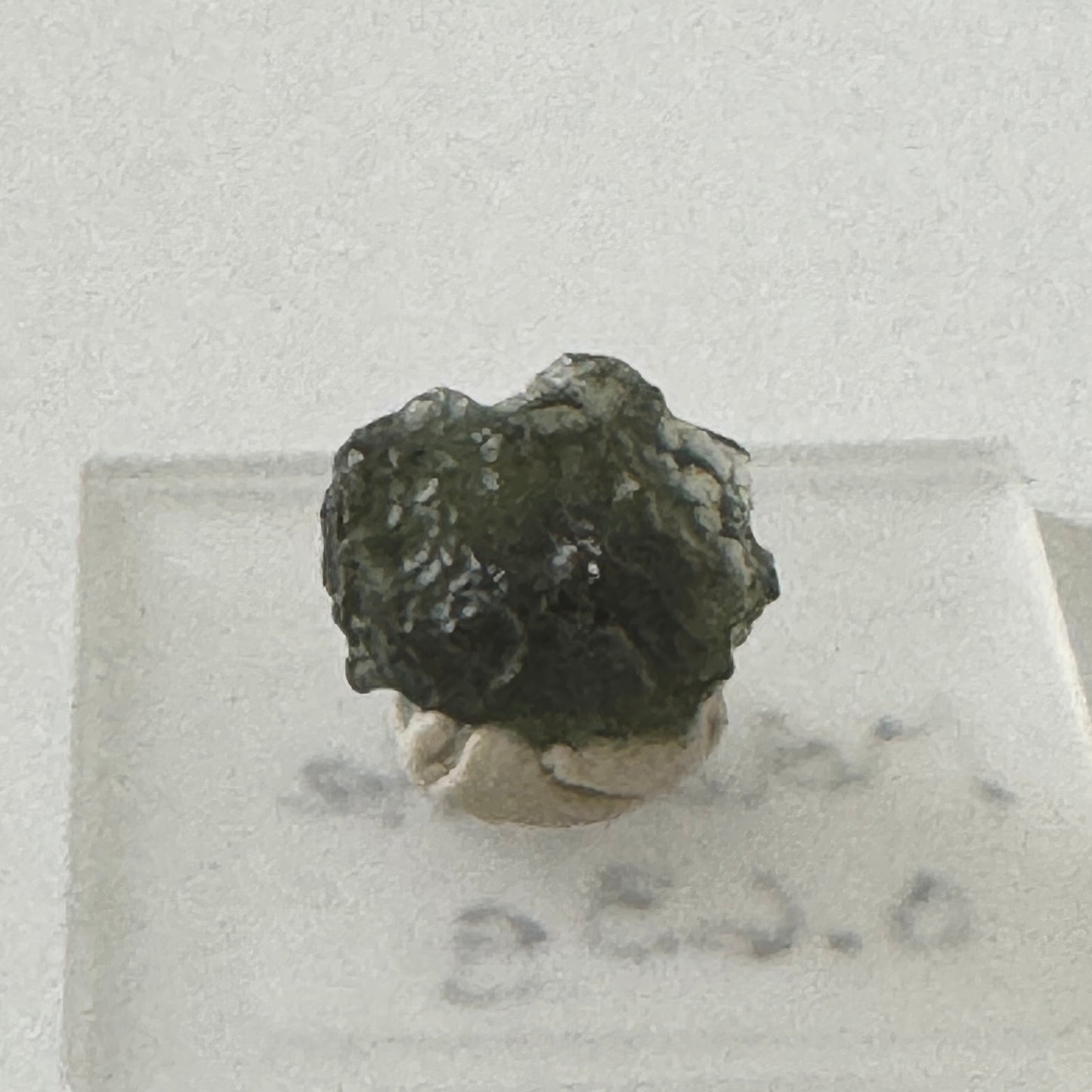 Rough : Mounted : Moldavite, less than 1 gram