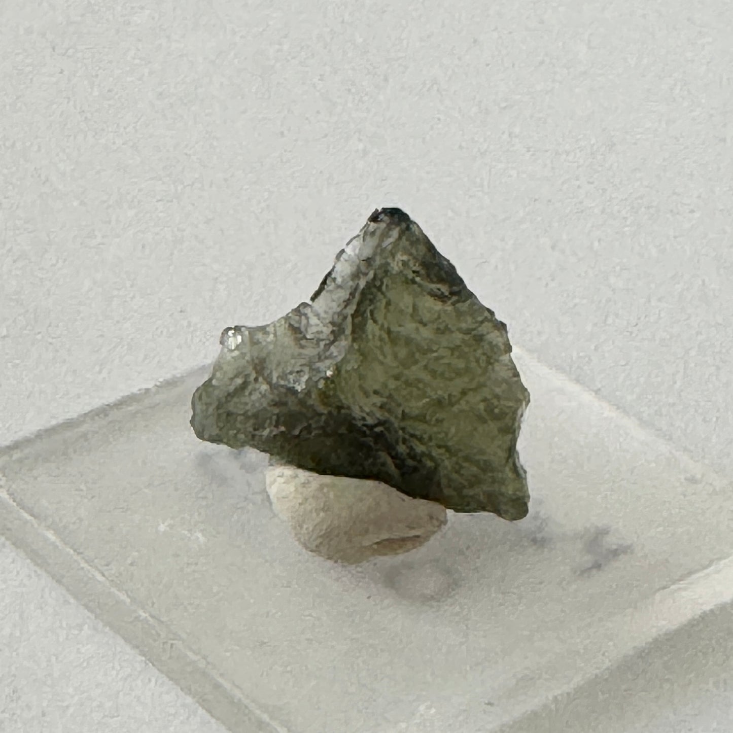 Rough : Mounted : Moldavite, less than 1 gram