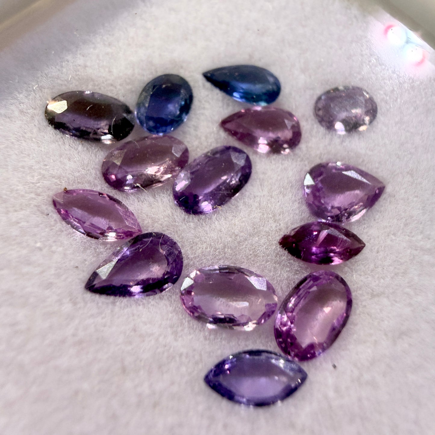 Faceted : Purple/Pink Sapphires, 4/5mm, 2.7cts, 14 pieces, petite display box
