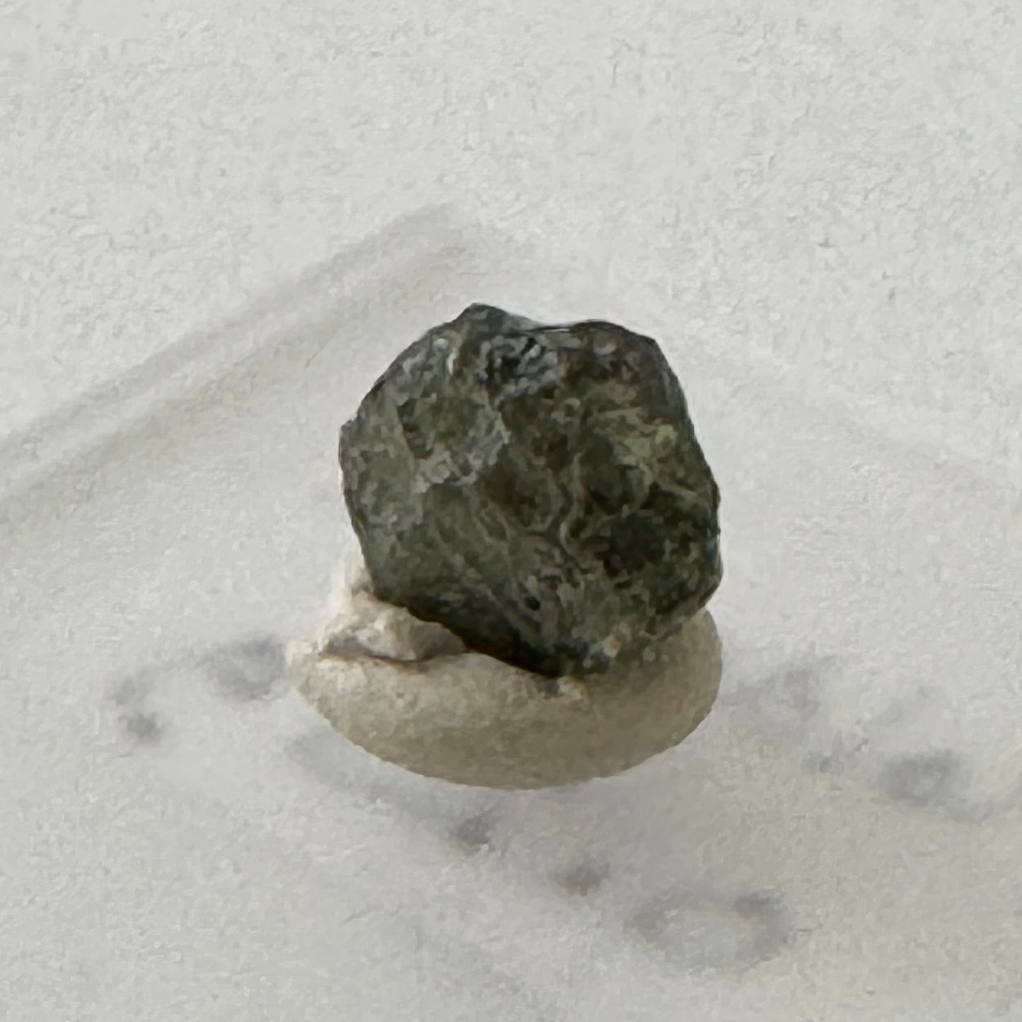 Rough : Mounted : Moldavite, less than 1 gram
