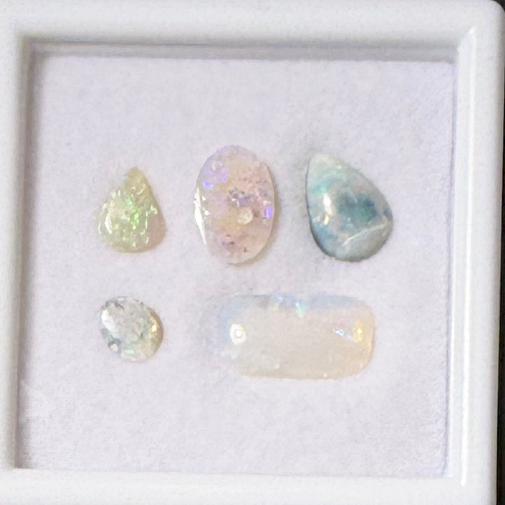 Cabs : Australian Opals, 5 pieces, petite display box