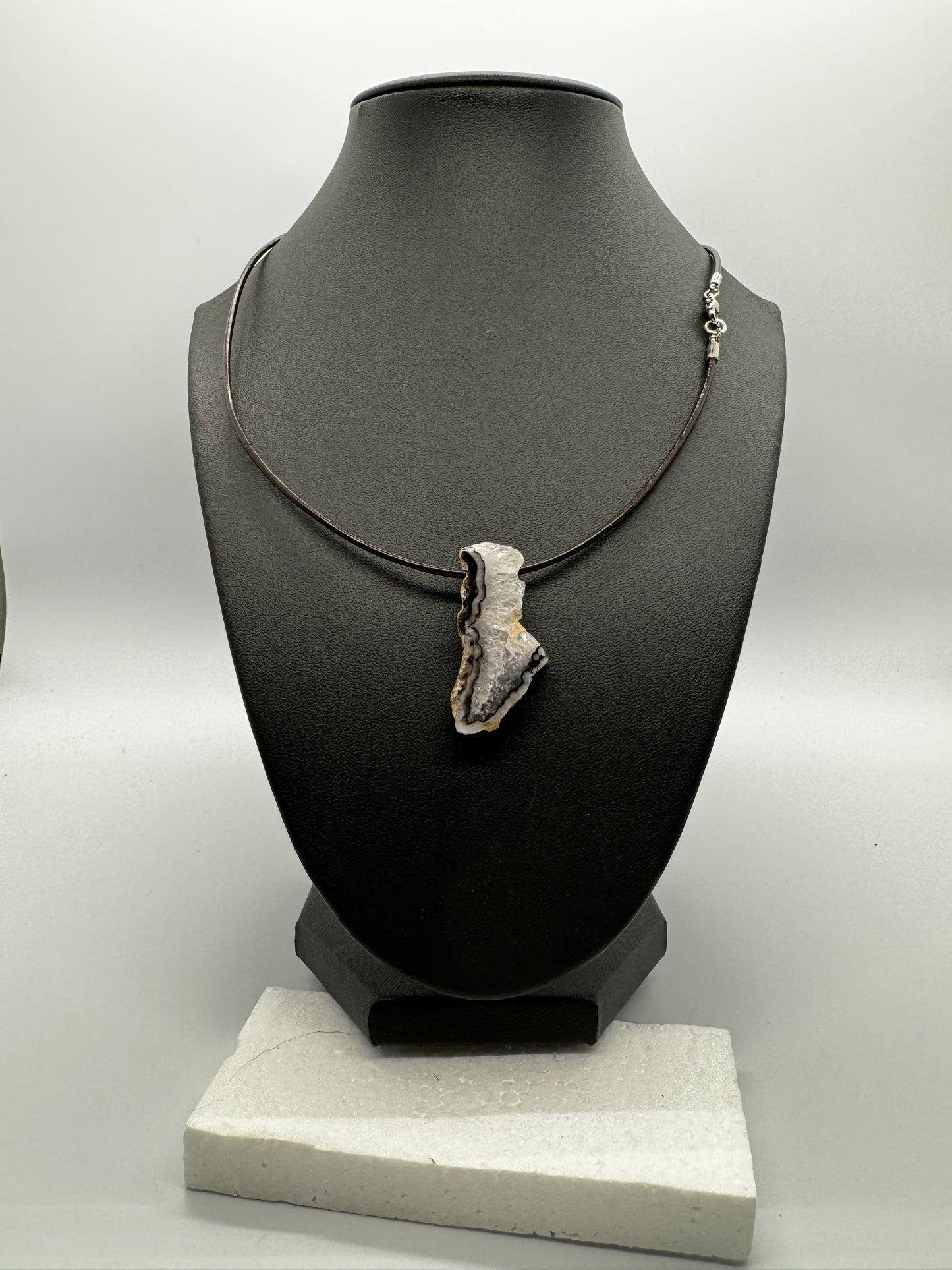 Necklace : Brown Agate Slice on Leather