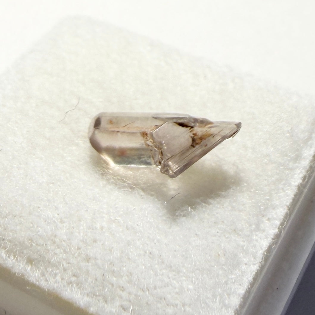 Crystals : Diaspore Zultonite, 1.5 carats, Turkey, Color-changing