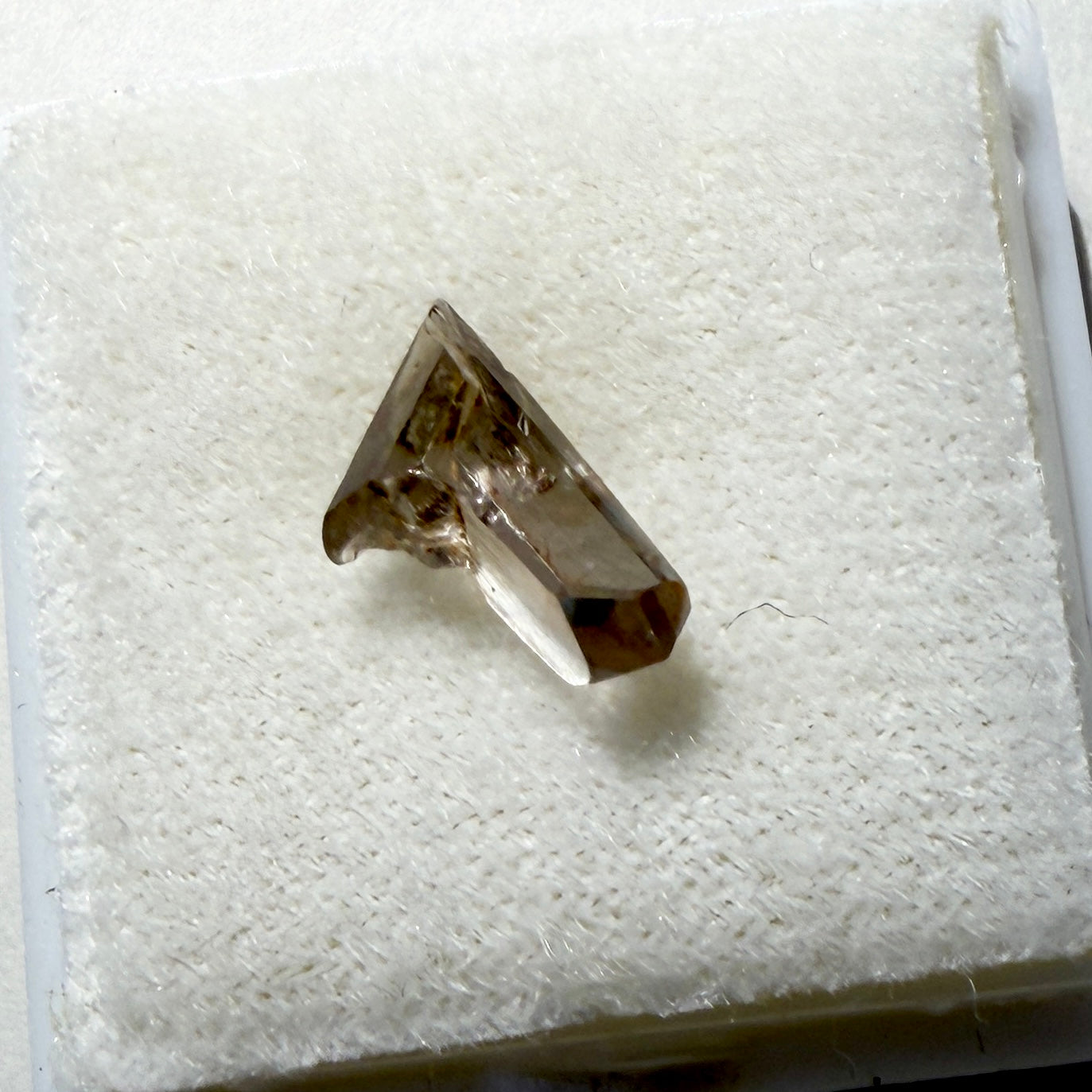 Crystals : Diaspore Zultonite, 1.5 carats, Turkey, Color-changing