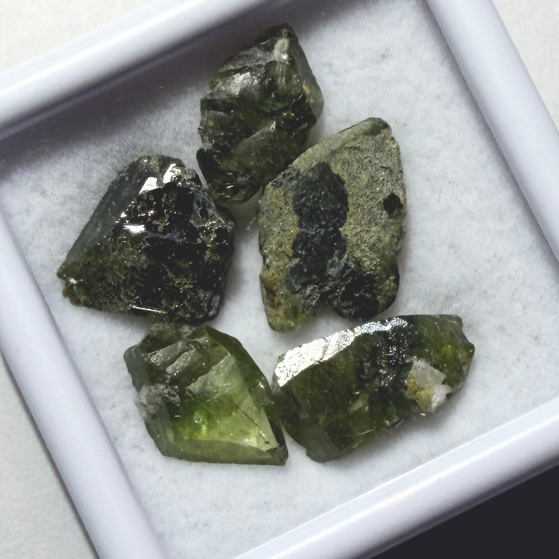 Crystals : Sphene (Titanite), 5 pieces, 1.5gms, Afghanistan, in small display box