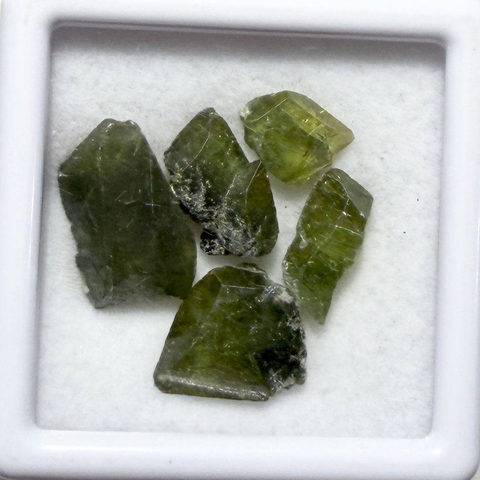 Crystals : Sphene (Titanite), 5 pieces, 1.5gms, Afghanistan, in small display box