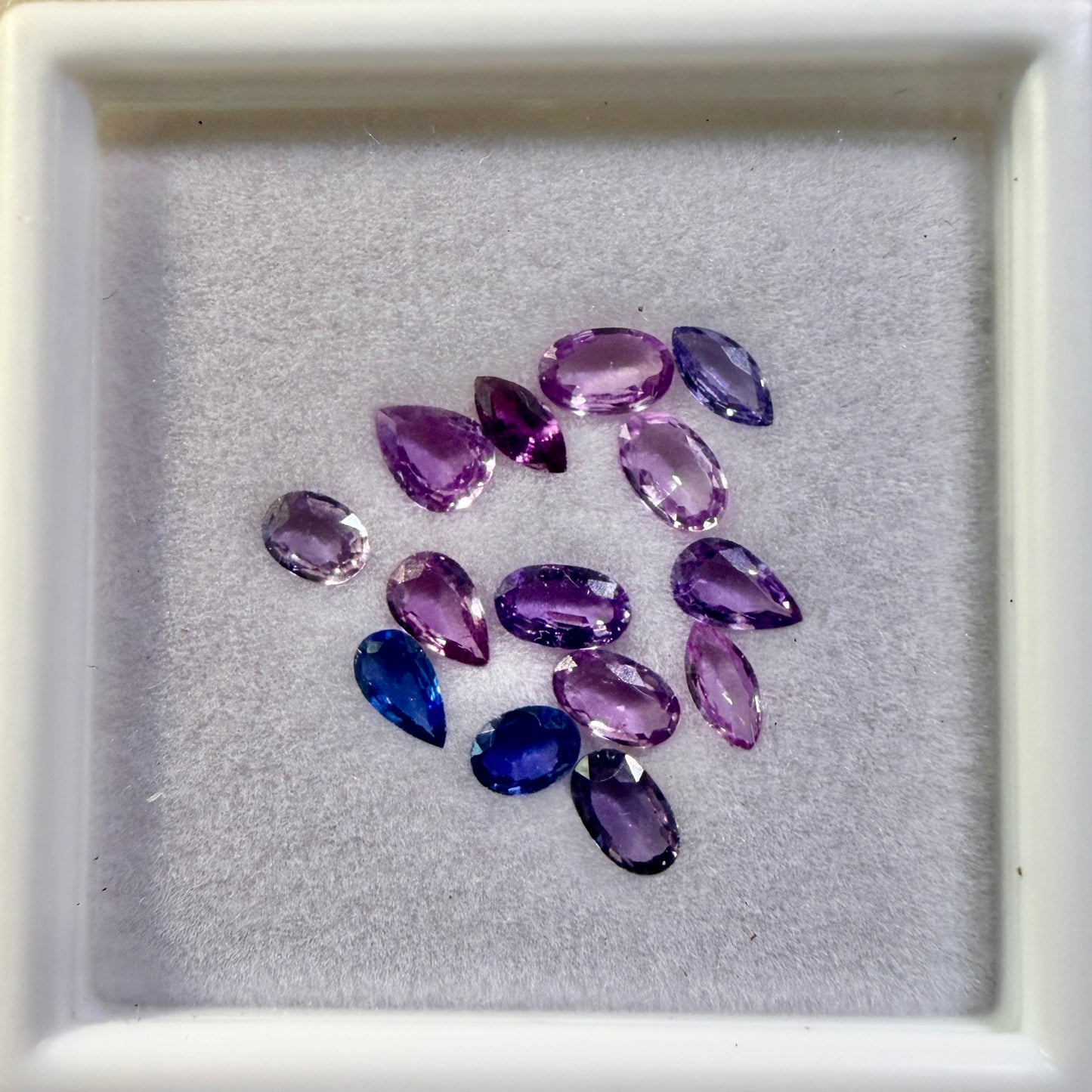 Faceted : Purple/Pink Sapphires, 4/5mm, 2.7cts, 14 pieces, petite display box