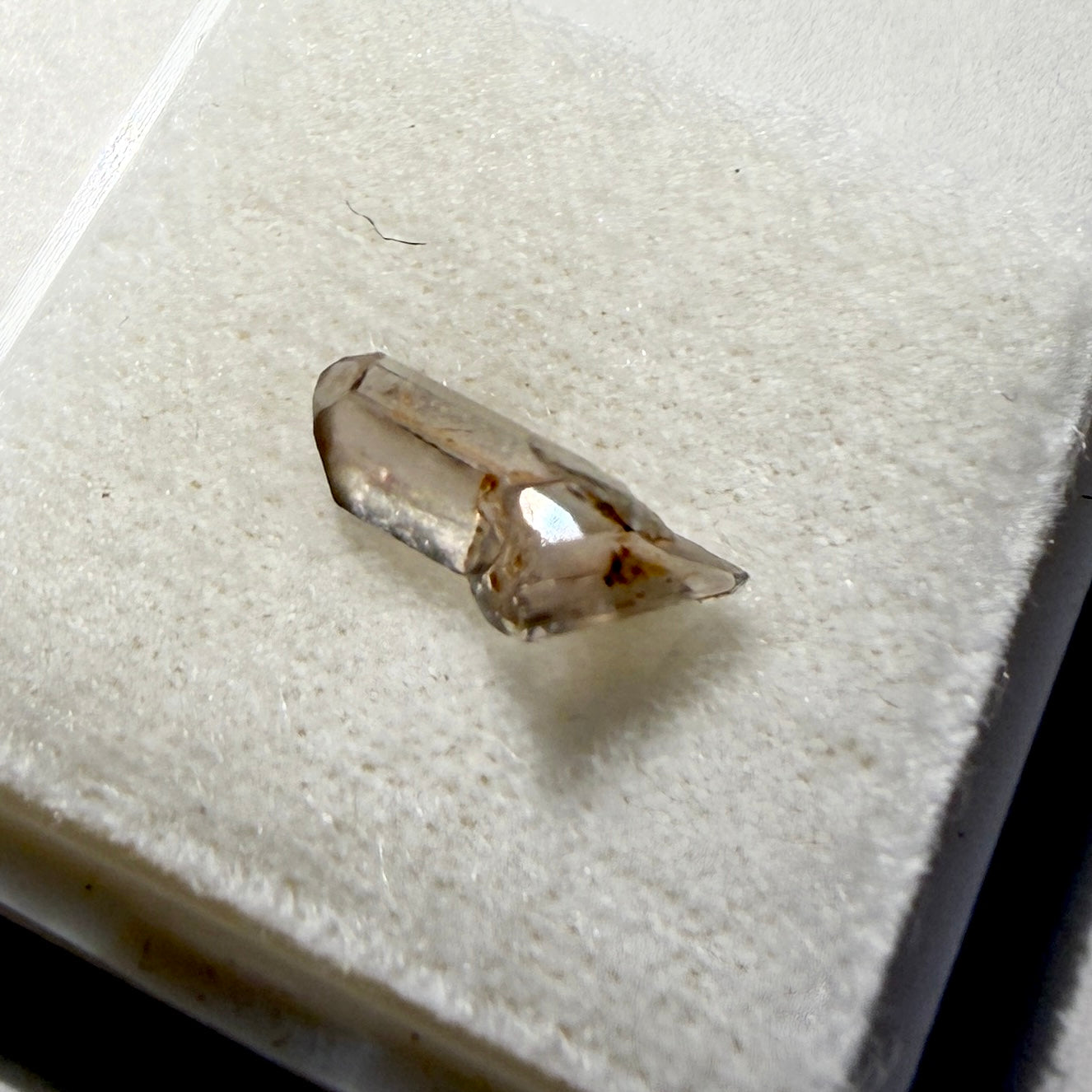 Crystals : Diaspore Zultonite, 1.5 carats, Turkey, Color-changing