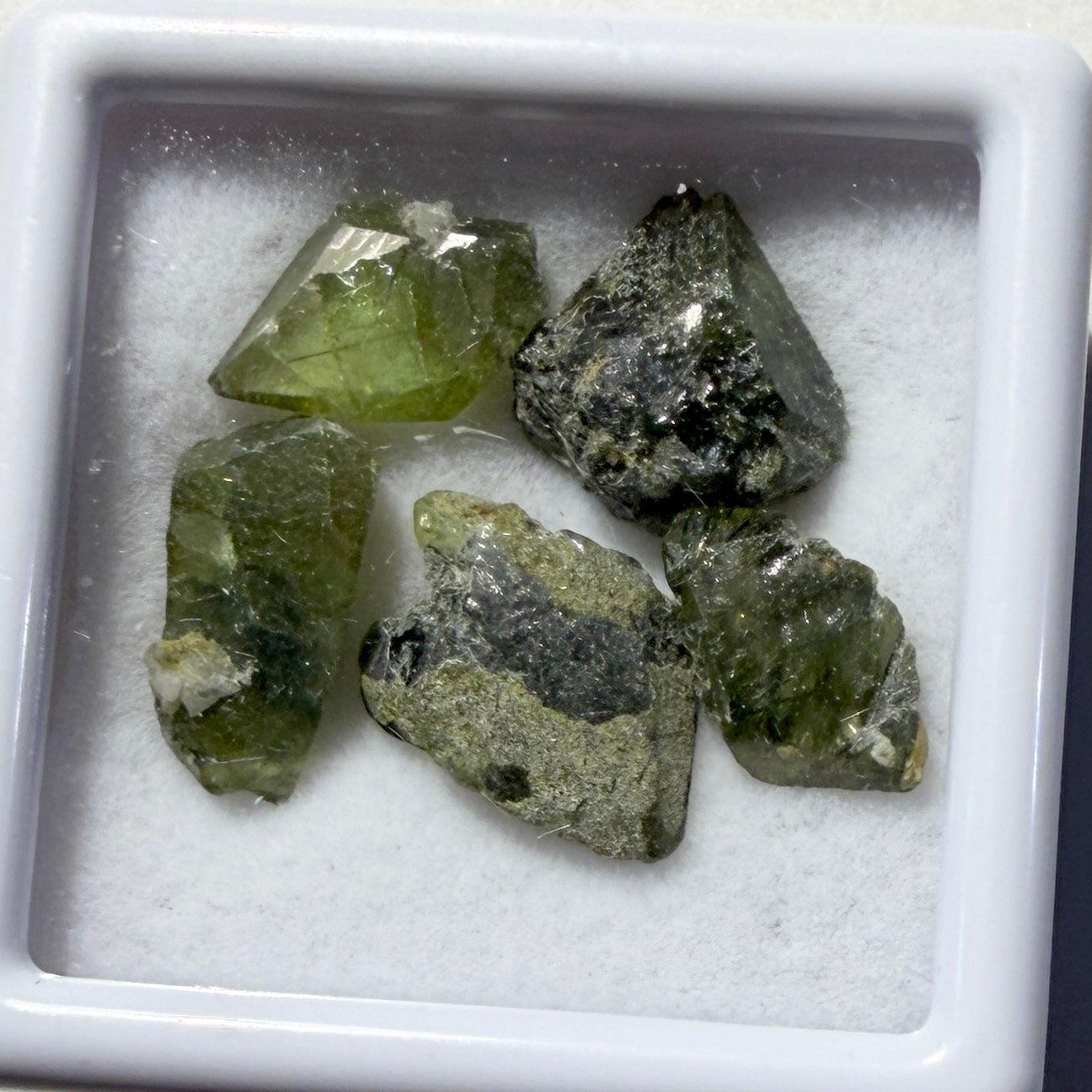 Crystals : Sphene (Titanite), 5 pieces, 1.5gms, Afghanistan, in small display box