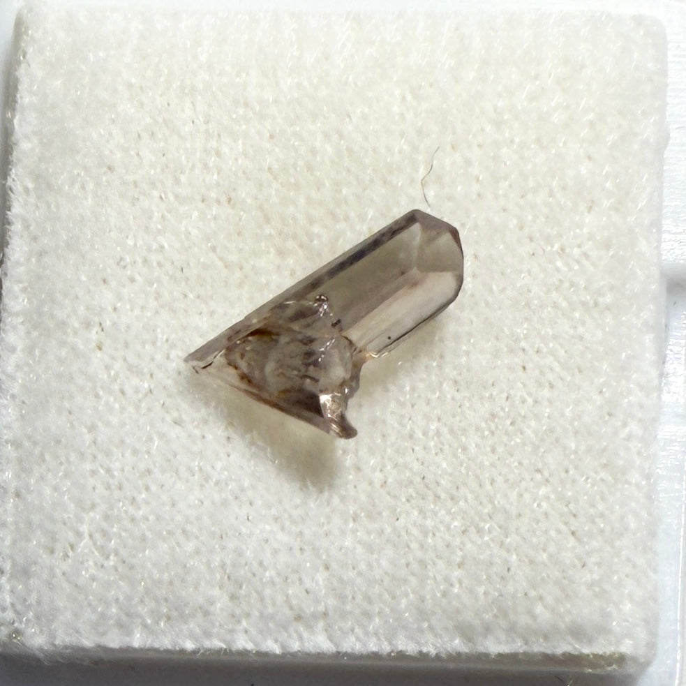 Crystals : Diaspore Zultonite, 1.5 carats, Turkey, Color-changing